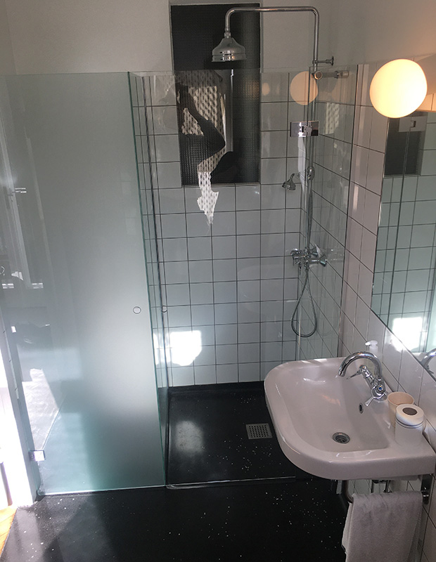 Brusekabine i glas til lille badeværelse København