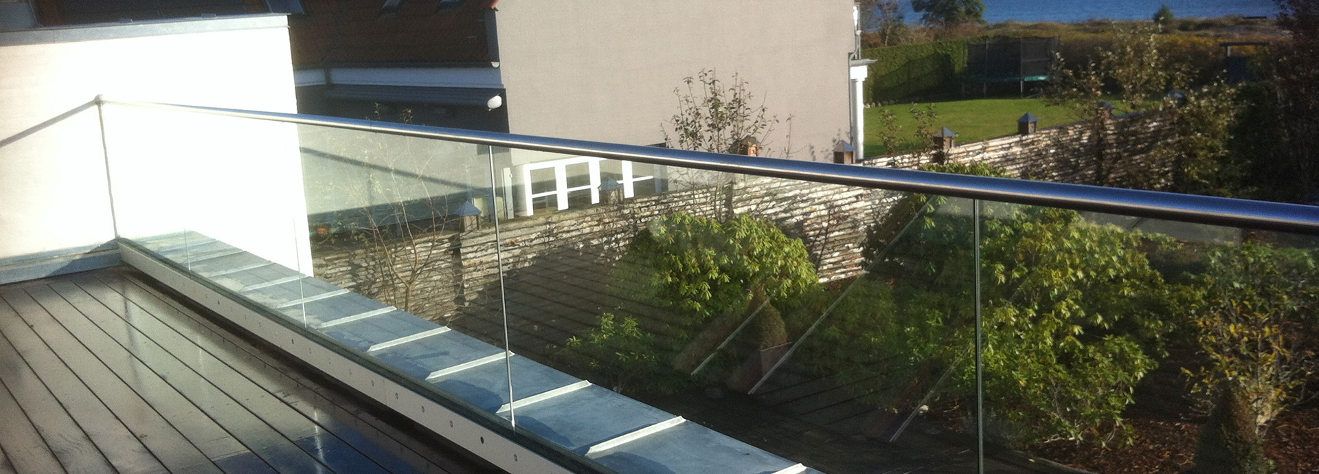 Glasgelænder og alufacader til tagterrasse, afsluttet med en rustfri håndliste foroven, Solrød Strand