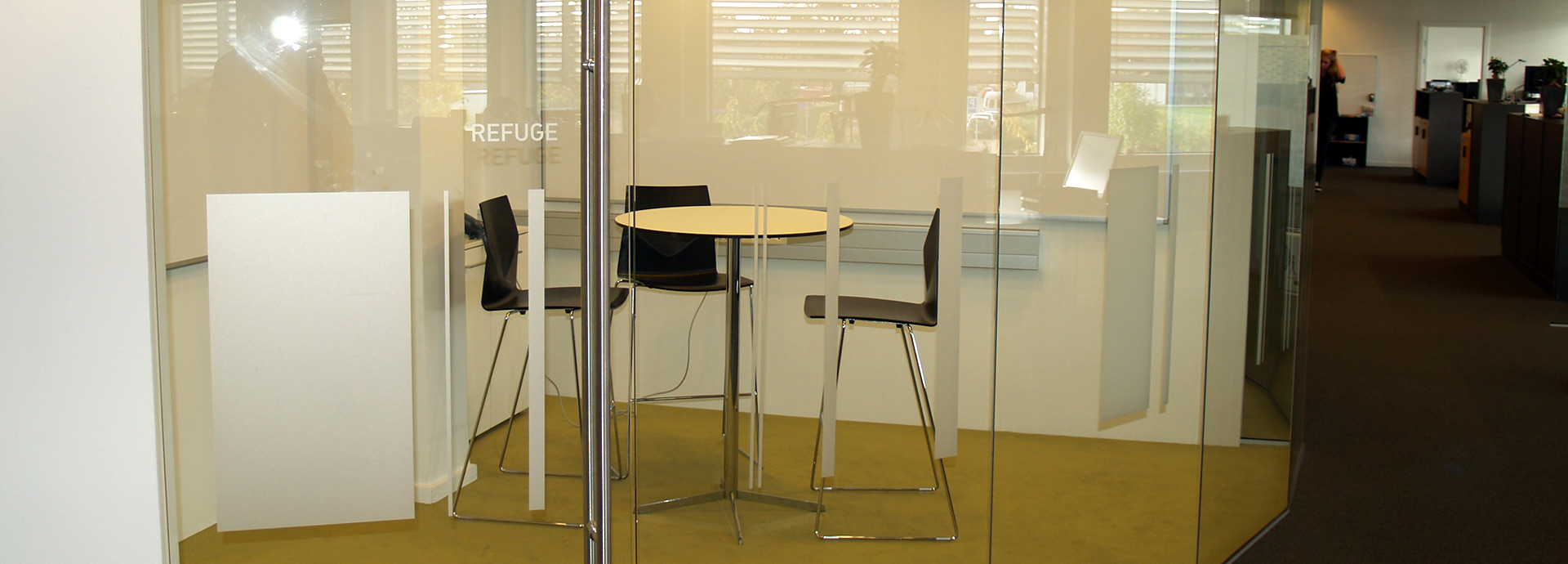 Glasskillevægge i nybyggeri & glasafskærmning til mødelokaler i kontor og erhvervbyggeri