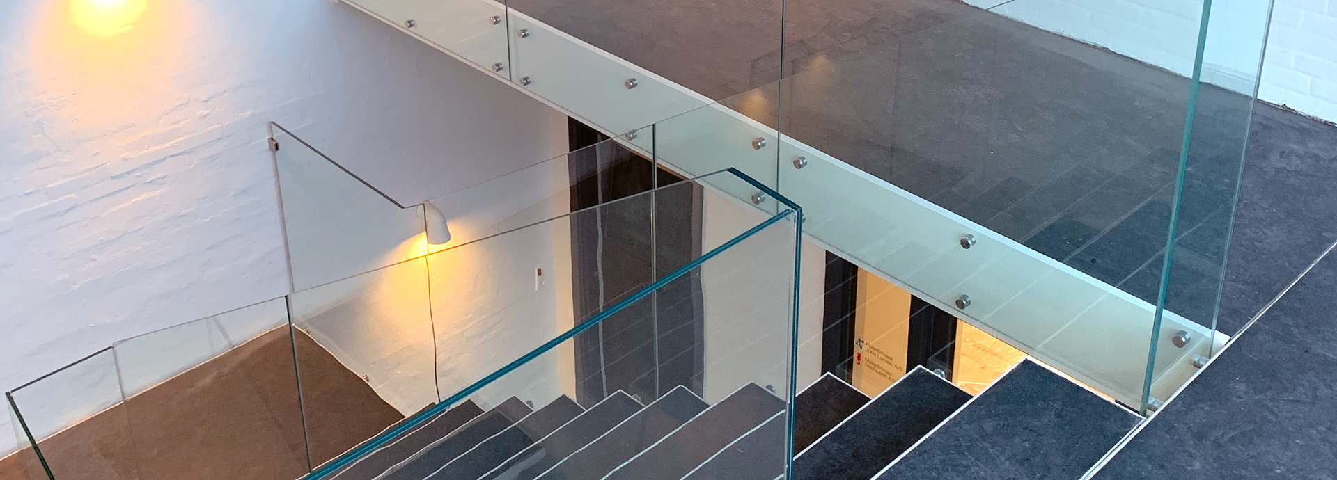 Moderne trappegelænder/trappeafskærmning i København, udført i et let og elegant design, i 10 mm hærdet & lamineret glas